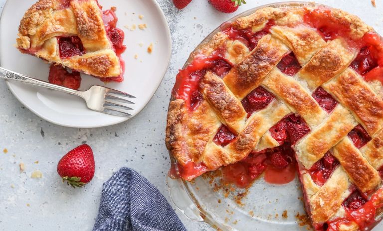 طرز تهیه پای توت‌ فرنگی و ریواس؛ شیک و آسان برای مهمانی‌ها