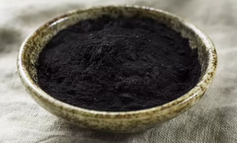 طرز تهیه سرمه چشم خانگی با مواد طبیعی؛ ساده و سریع