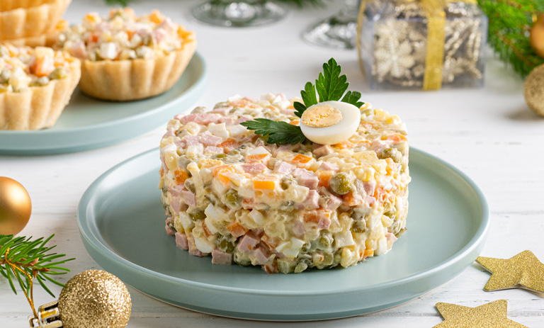 طرز تهیه سالاد روسی با سس موسیر؛ رژیمی و خوشمزه