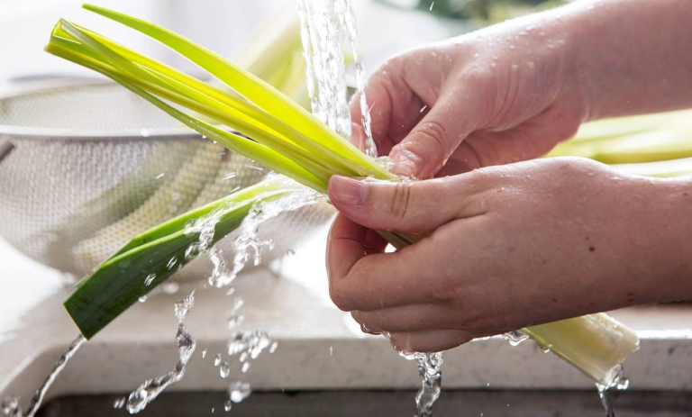 نحوه تمیز کردن و شستن تره فرنگی؛ بدون از دست دادن طعم و تازگی