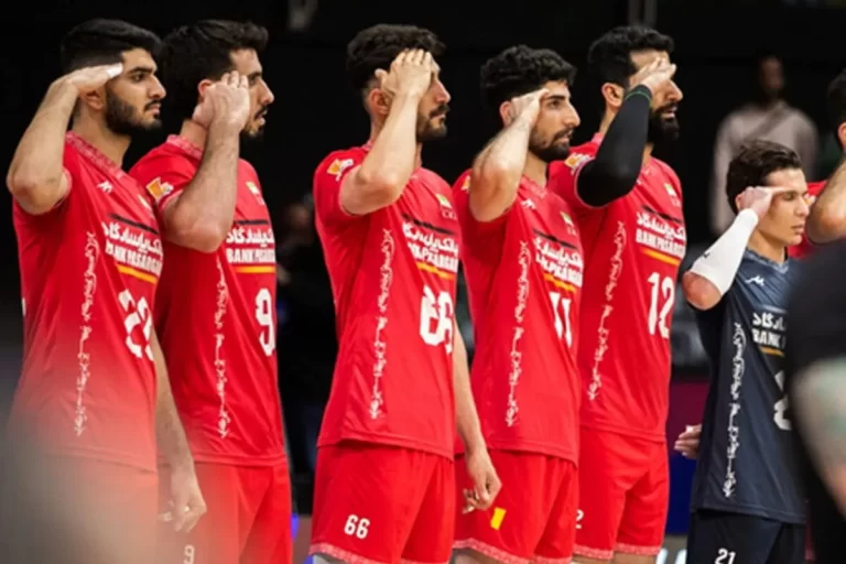 سلام نظامی ملی‌پوشان والیبال ایران هنگام پخش سرود ملی – تجارت نیوز