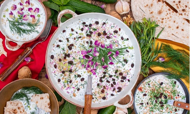 طرز تهیه آب دوغ خیار سنتی+ نکات خوشمزه‌تر شدن