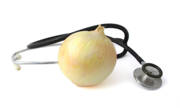 5 فایده بی‌نظیر خوردن پیاز خام با غذا که تا به حال نمی‌دانستید!