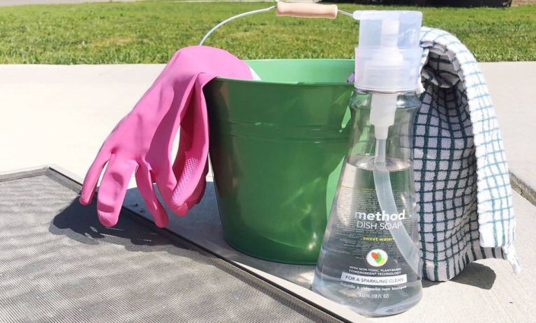 ترفندهای ساده برای تمیز کردن توری در و پنجره؛ از گرد و خاک تا لکه!