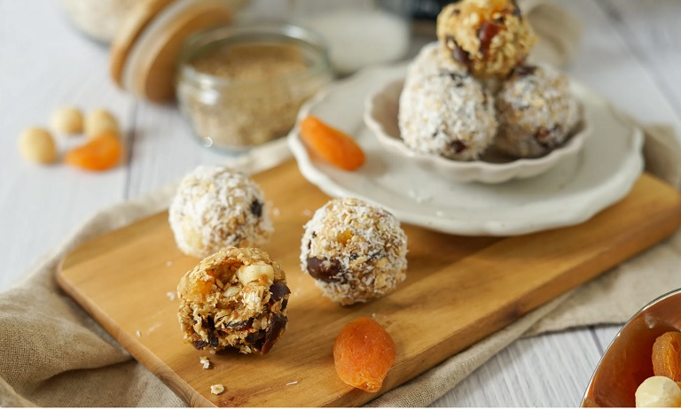 طرز تهیه توپک انرژی زا با طعم زردآلو؛ میان وعده مقوی