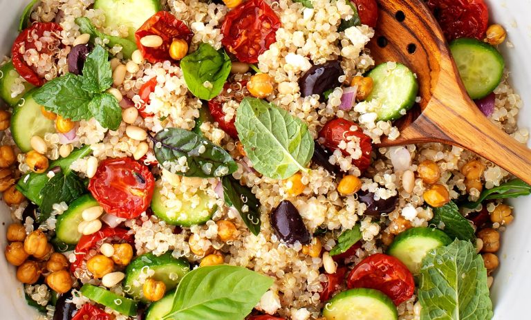 طرز تهیه سالاد مدیترانه‌ای با کینوا+ سس مخصوص