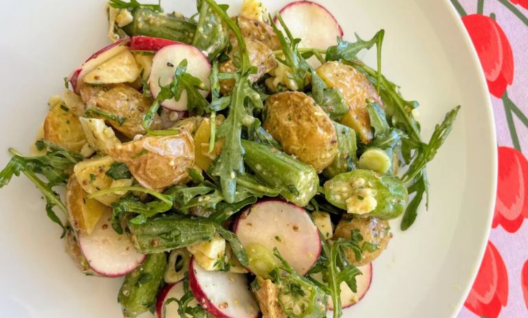 طرز تهیه سالاد بامیه و سیب‌ زمینی؛ سالادی با طعم متفاوت