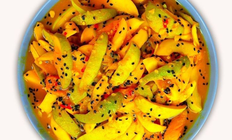 طرز تهیه ترشی انبه سبز+ ادویه‌های مورد نیاز و نکات کپک نزدن