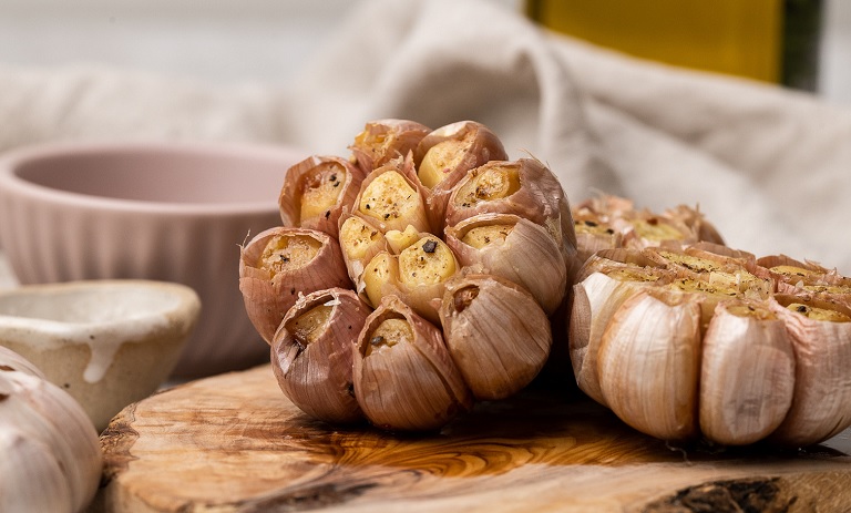 طرز تهیه سیر کبابی در فر+ نکات و فوت‌و‌فن ها