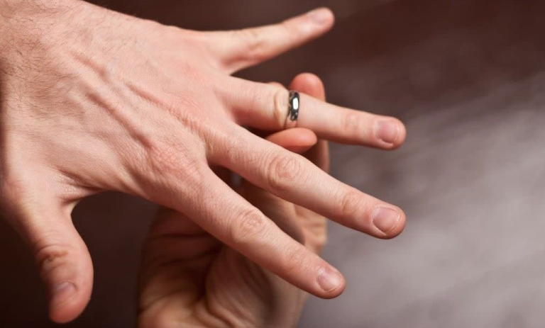 ترفند سریع و آسان درآوردن انگشتر گیر کرده