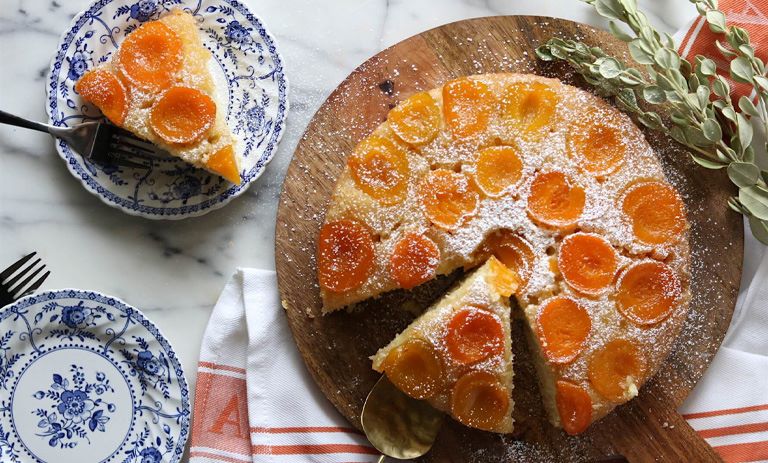 طرز تهیه کیک زردآلو تابه‌ای؛ آسان در سه سوت