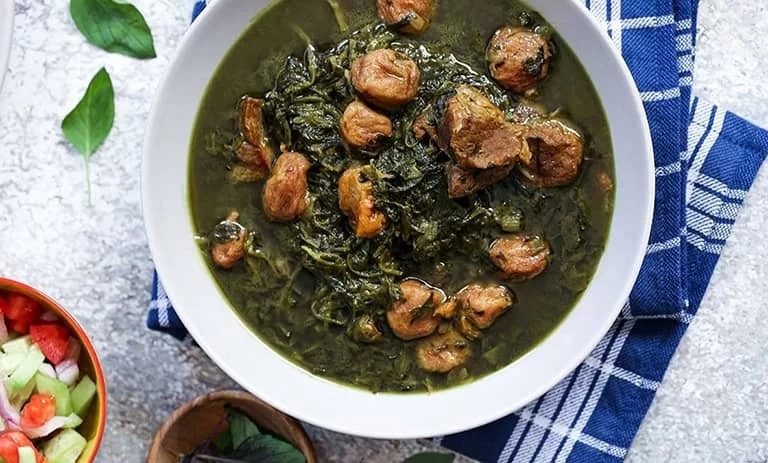 طرز تهیه خورشت آلو اسفناج مجلسی+ نکات جا افتادن آن