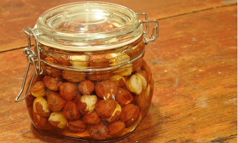 طرز تهیه ترشی فندق+ نکات کپک نزدن