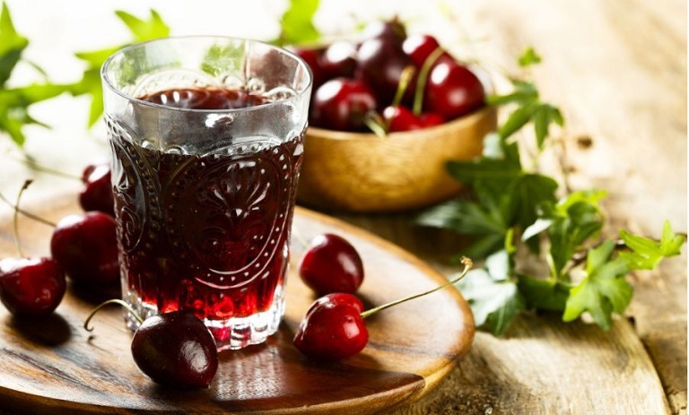 طرز تهیه آب آلبالو خانگی با آلبالو خشکه و تازه