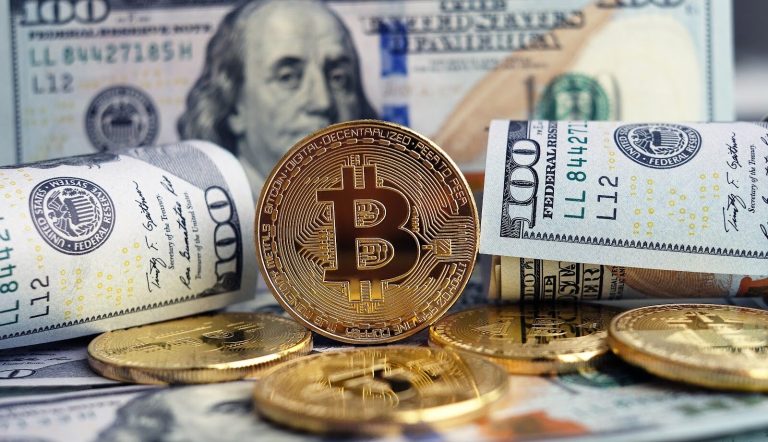 بنک آو آمریکا بیت کوین را بهترین و دلار را بدترین ارز سال ۲۰۲۵ معرفی کرد!