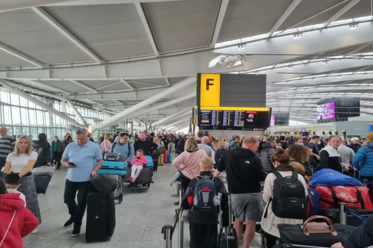 اختلال 4 ساعته پروازها در فرودگاه‌های انگلیس