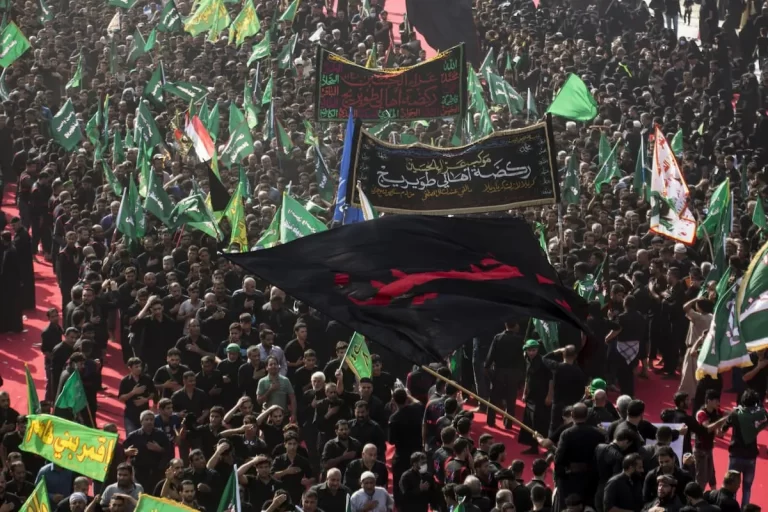 مداحان مشهور با خواندن اشعار وطن پرستانه در مجالس عزاداری، جلوی دوگانه تراشی ها را گرفتند/ برخی می خواهند میهن دوستی را به حاشیه ببرند