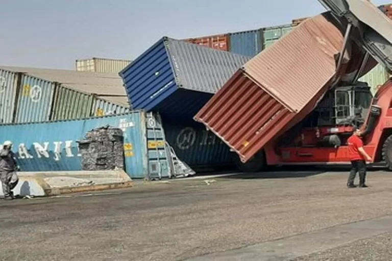 ۶.۹ همت خسارت فقط به کانتینرهای بندر رجایی وارد شد/آسیب‌دیدگی ۱۱ هزار و ۸۰۰ کانتینر