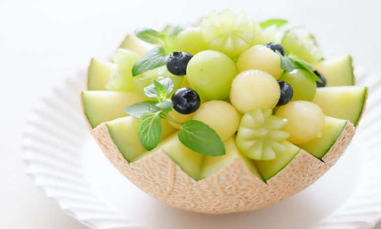 راهنمای مرحله‌به‌مرحله برش طالبی و ملون برای مهمانی‌ها