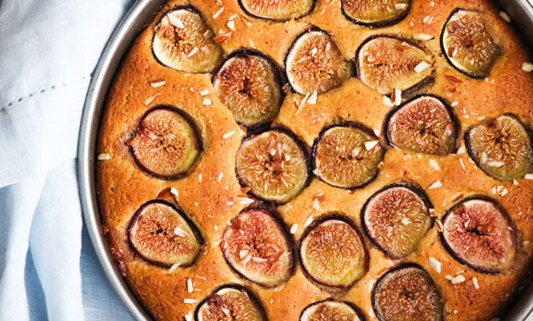 طرز تهیه کیک انجیر خانگی+ نکات خوشمزه‌تر شدن