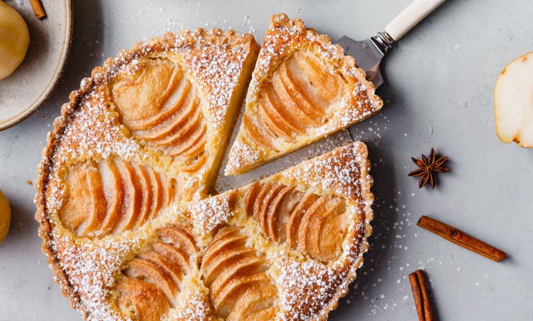 طرز تهیه تارت گلابی و بادام؛ دسر فرانسوی خوشمزه