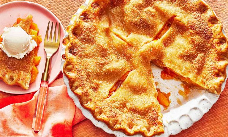 طرز تهیه پای هلو؛ دسر خوشمزه و ساده