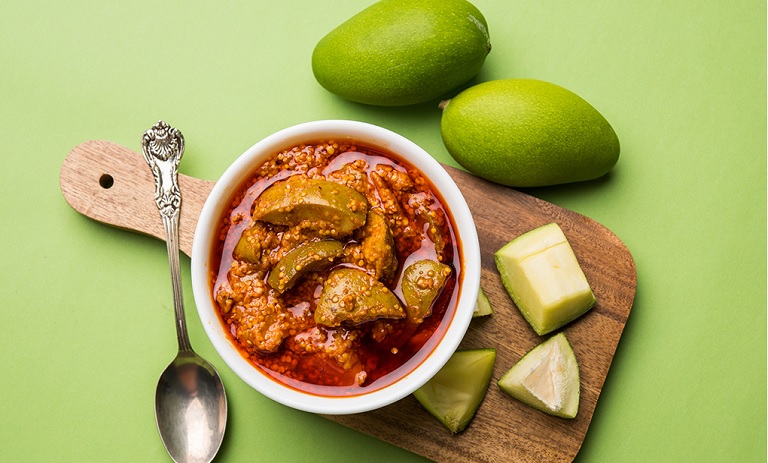 طرز تهیه ترشی انبه روغنی پاکستانی+ نکات و فوت‌و‌فن ها