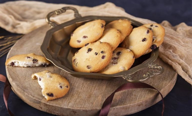 کالری شیرینی کشمشی چقدر است؟