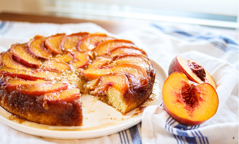 طرز تهیه کیک برگردان هلو+ نکات کلیدی