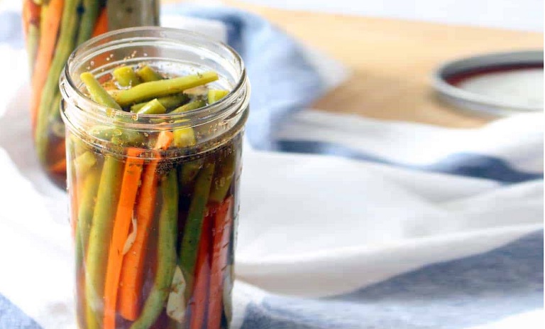 طرز تهیه ترشی لوبیا سبز با هویج+ نکات کپک نزدن