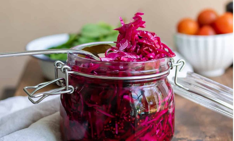 طرز تهیه ترشی کلم قرمز به روش رستورانی+ نکات کپک نزدن