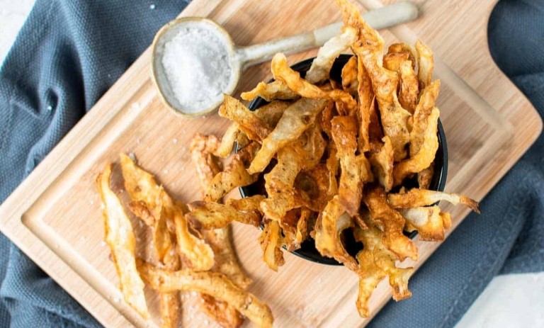 چطور پوست سیب‌زمینی را به یک خوردنی خوشمزه تبدیل کنیم؟