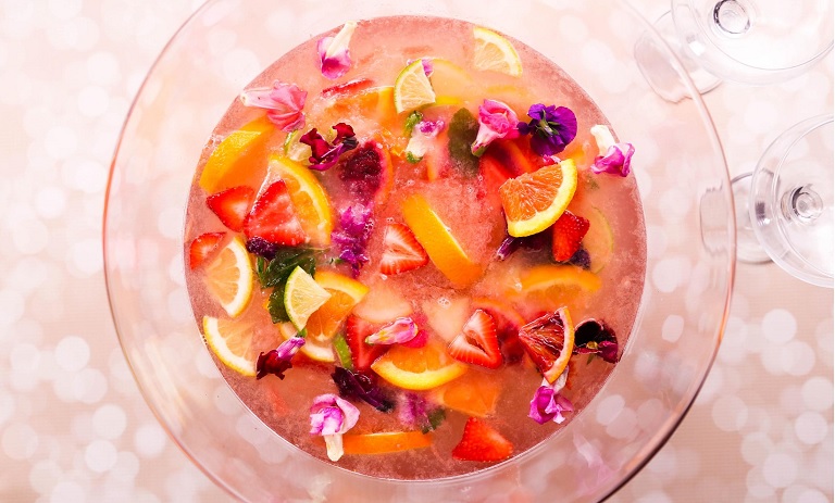 طرز تهیه پانچ رز؛ نوشیدنی لاکچری برای مهمانی