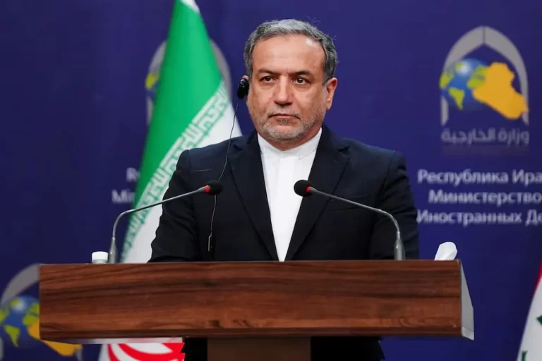 به عنوان وزیر خارجه، سیاستهای شورای عالی امنیت ملی را اجرا می کنم