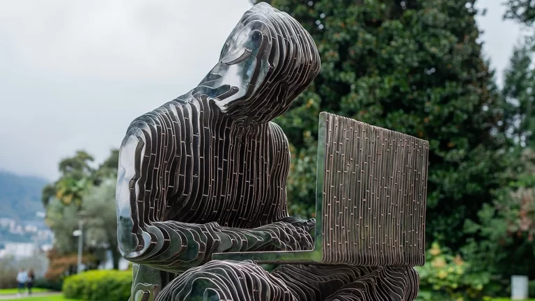 مجسمه ساتوشی ناکاموتو در سوئیس دزدیده شد!