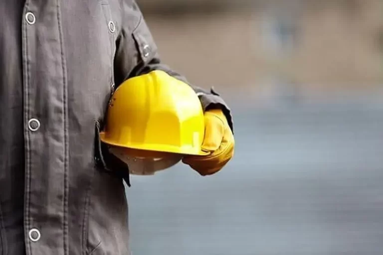 خاموشی‌های پی‌درپی صنایع را به تعطیلی می کشاند