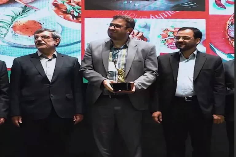 دریافت تندیس زرین سلامت غذا توسط گوشتیران