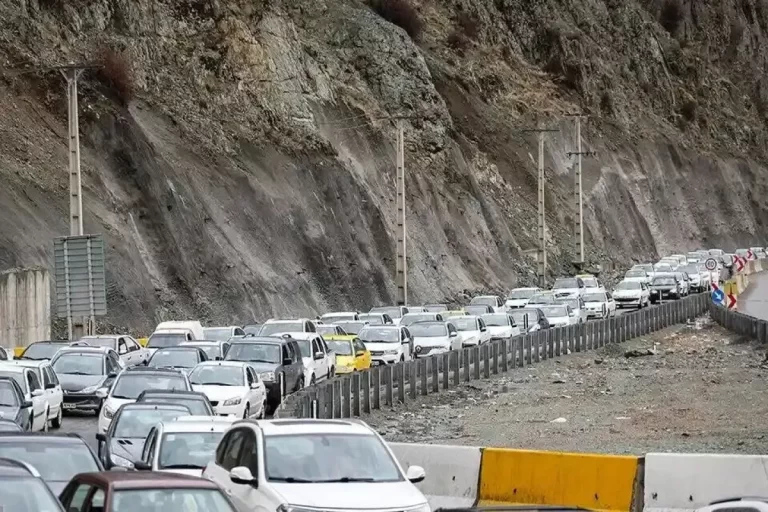 تردد وسایل نقلیه از مسیر شمال به جنوب جاده کرج ـ چالوس ممنوع شد