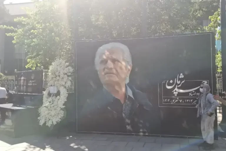 بدرقه پیکر زنده‌یاد «احمد پژمان» در مقابل تالار وحدت