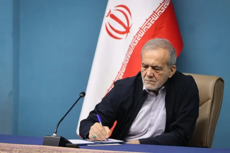 پزشکیان قهرمانی تیم ملی کشتی فرنگی کشورمان را تبریک گفت