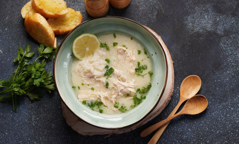 طرز تهیه سوپ آوگولمونو؛ سوپ لیمویی یونانی