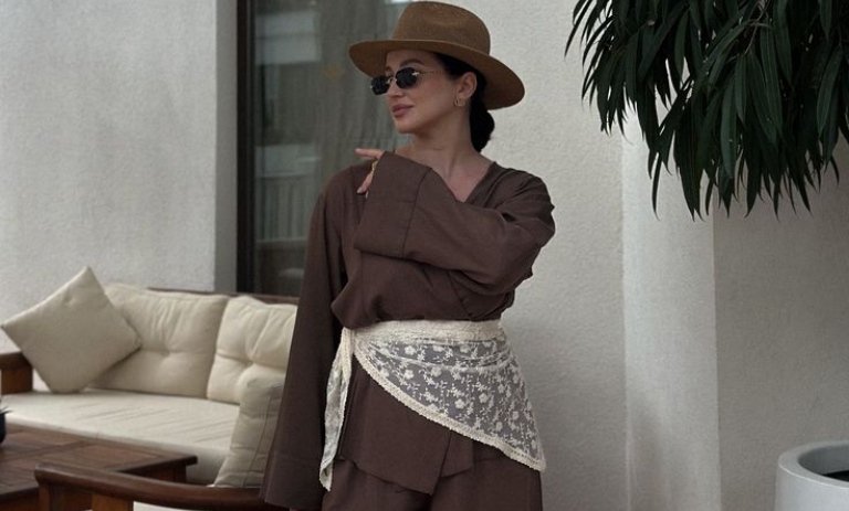 چطور اسکارف را دور کمر ببندیم؟ ترند داغ این روزها