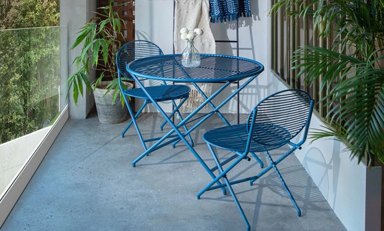 ایده‌های تراس با تم آبی؛ طراحی ساده و آرام‌بخش