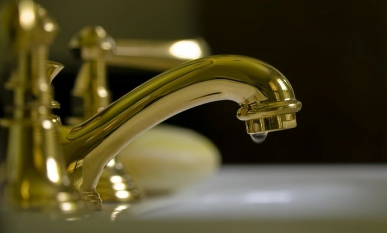 بایدها و نبایدهای تمیز کردن شیرآلات طلایی + رازهای درخشان شدن