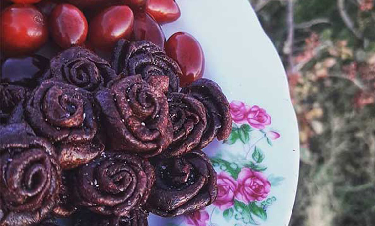 طرز تهیه لواشک زغال اخته؛ ملس و خوشمزه