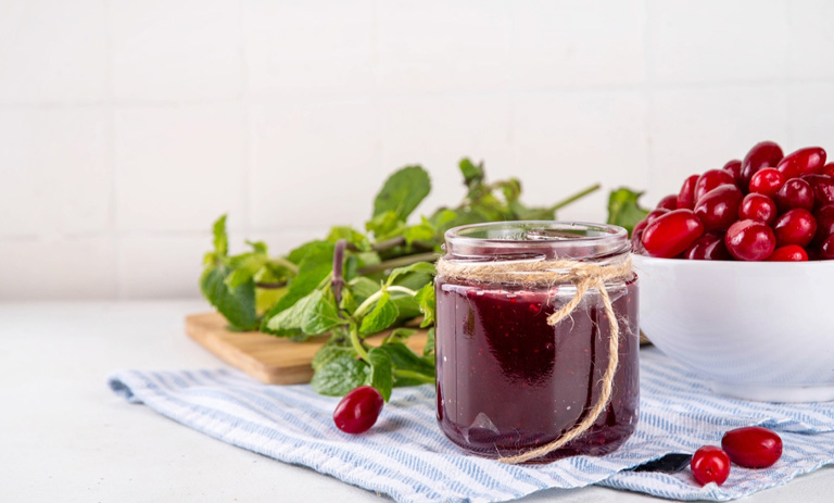 طرز تهیه رب زغال اخته ترش و ملس؛ بهترین جایگزین رب انار