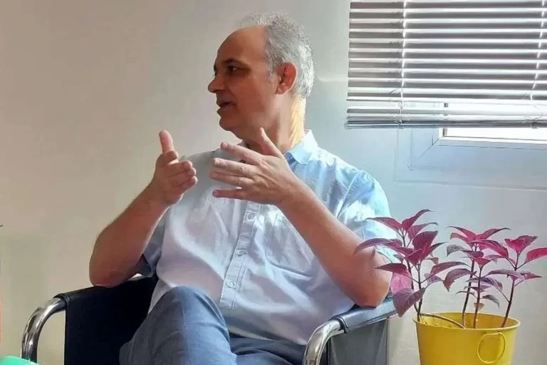 بالاتر از سیاهی هم مگر رنگی است؟