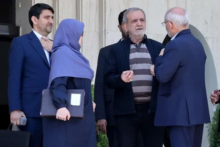 انتقاد کیهان از تصمیم دلاری دولت/ به حاشیه‌هایی همچون کنسرت مشغول شده‌اید