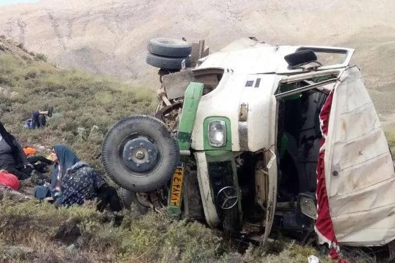 سقوط مینی‌بوس در گردنه چری با ۵ فوتی و ۱۳مصدوم