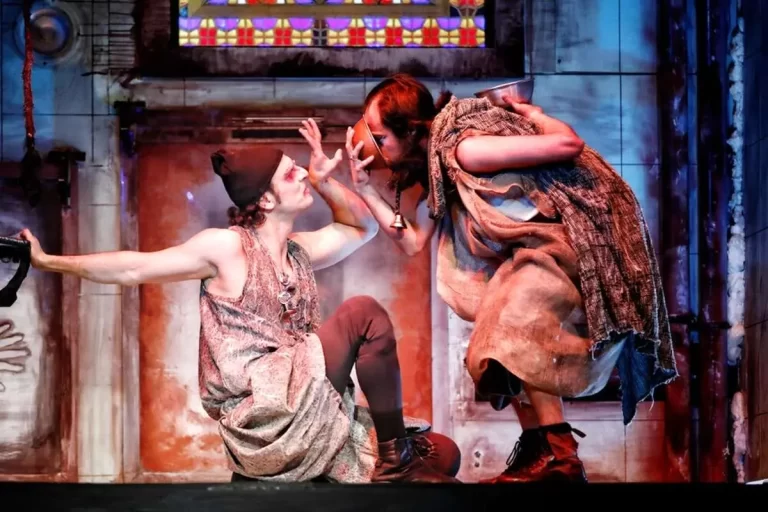 تصاویر؛ نمایش «بر زمین می‌زندش»